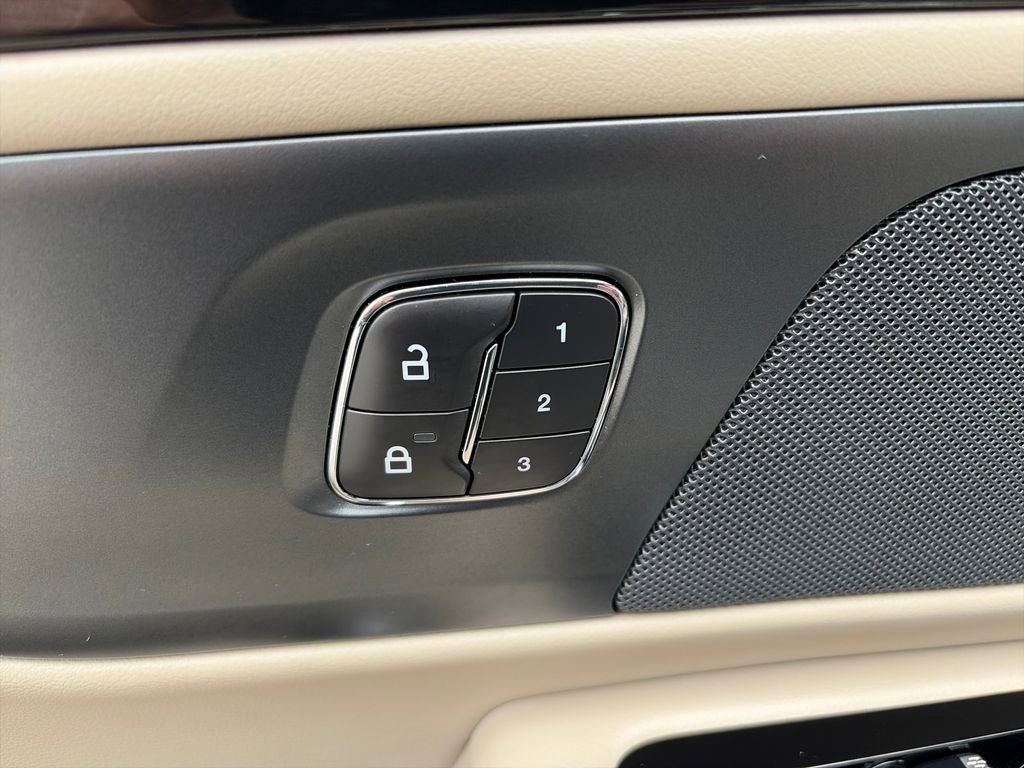 Used 2025 Lincoln Nautilus Premier image 19