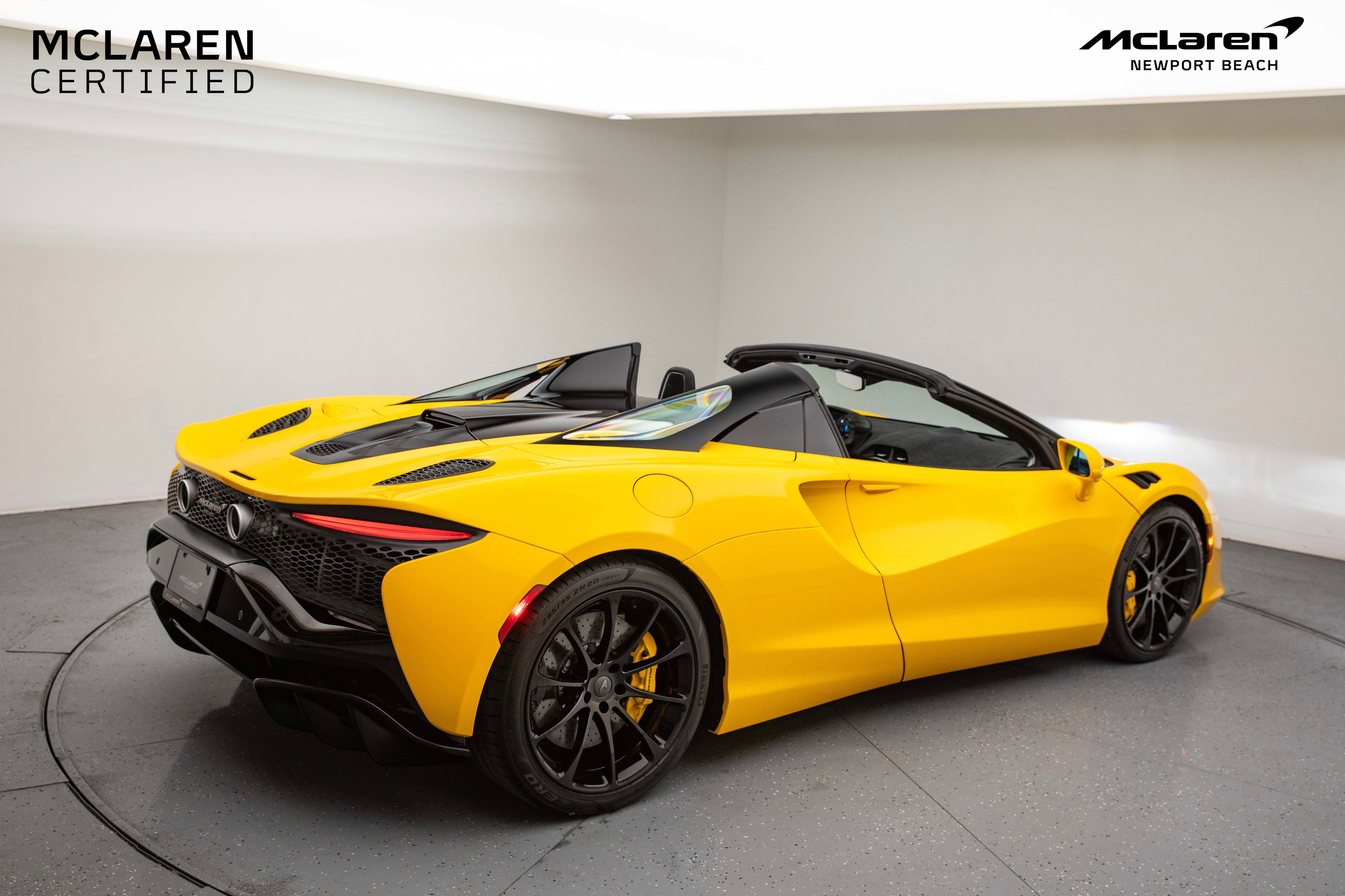 Used 2025 McLaren Artura Spider image 18