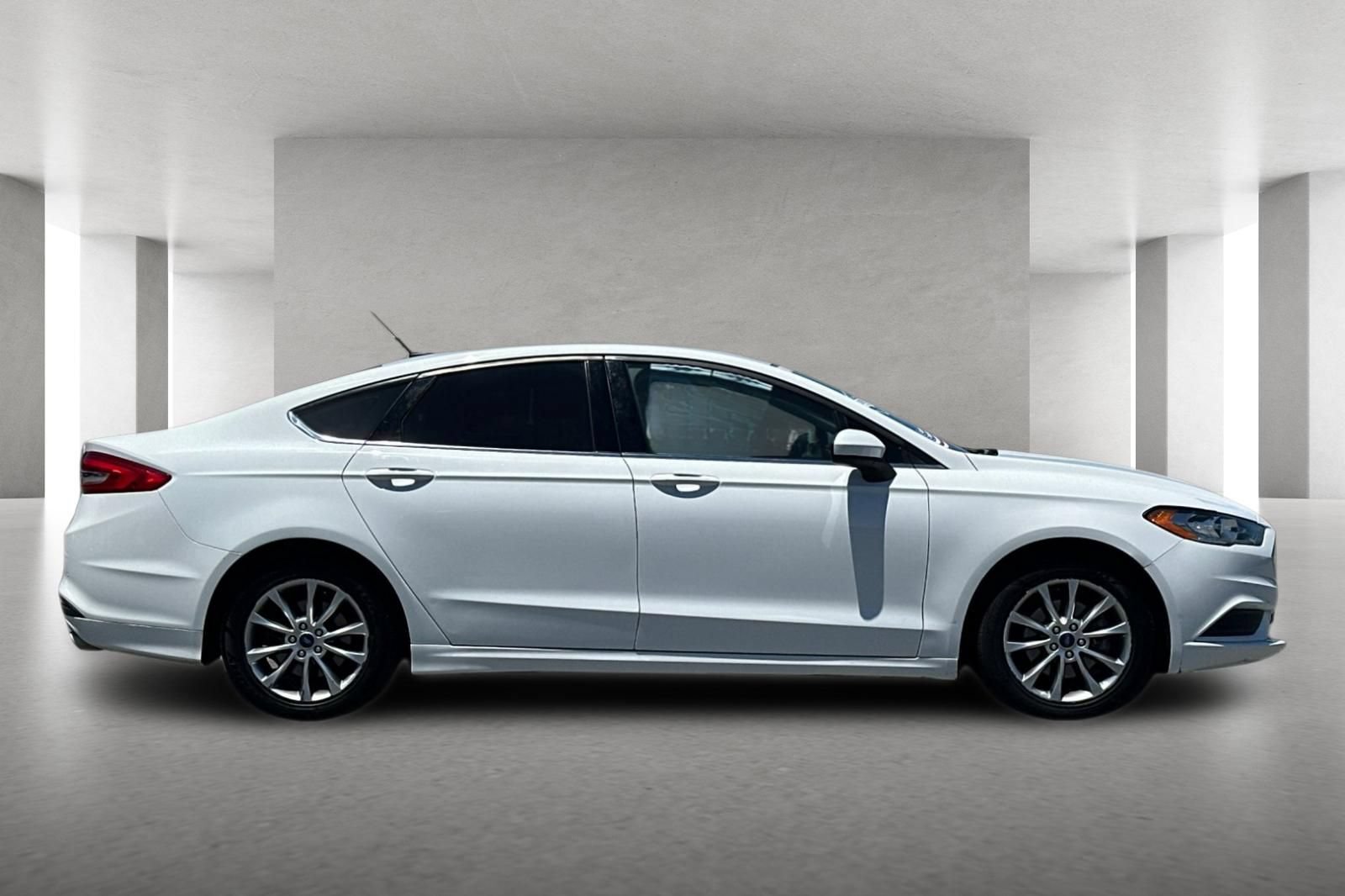 Used 2017 Ford Fusion SE w/ Fusion SE Technology Package FWD image 3
