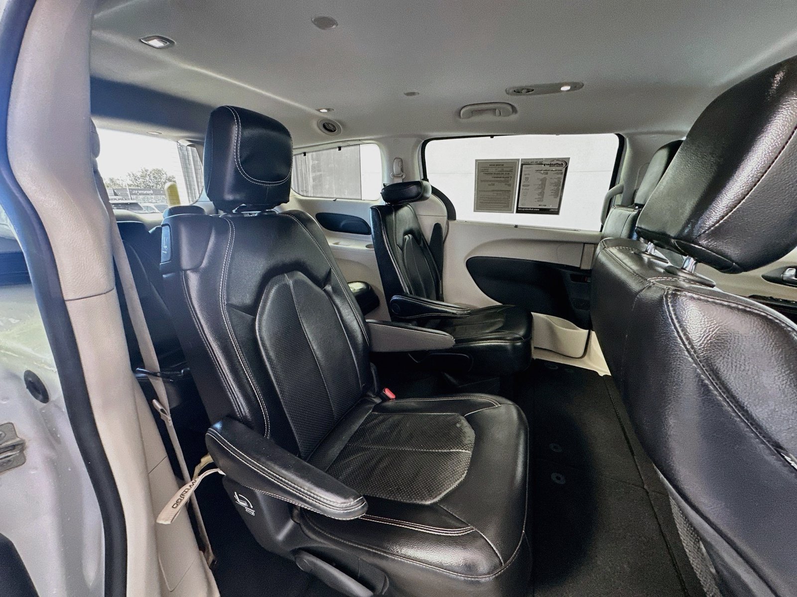 Used 2022 Chrysler Pacifica Touring-L FWD image 25