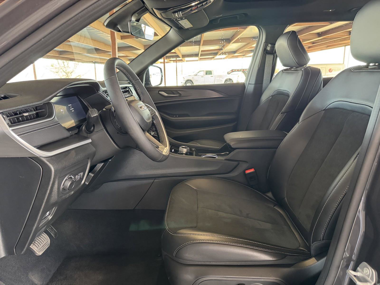 Used 2025 Jeep Grand Cherokee L Altitude image 24