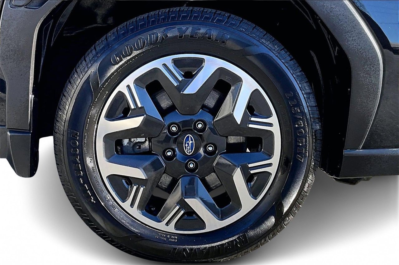 Used 2025 Subaru Forester Premium image 32