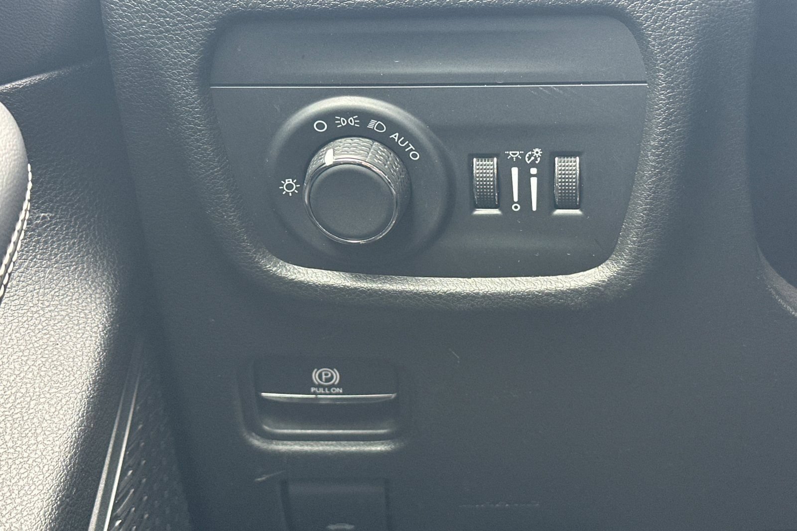 Used 2024 Jeep Grand Cherokee Laredo RWD image 31