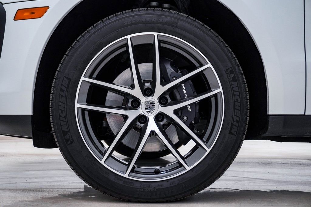 Certified 2025 Porsche Macan image 13