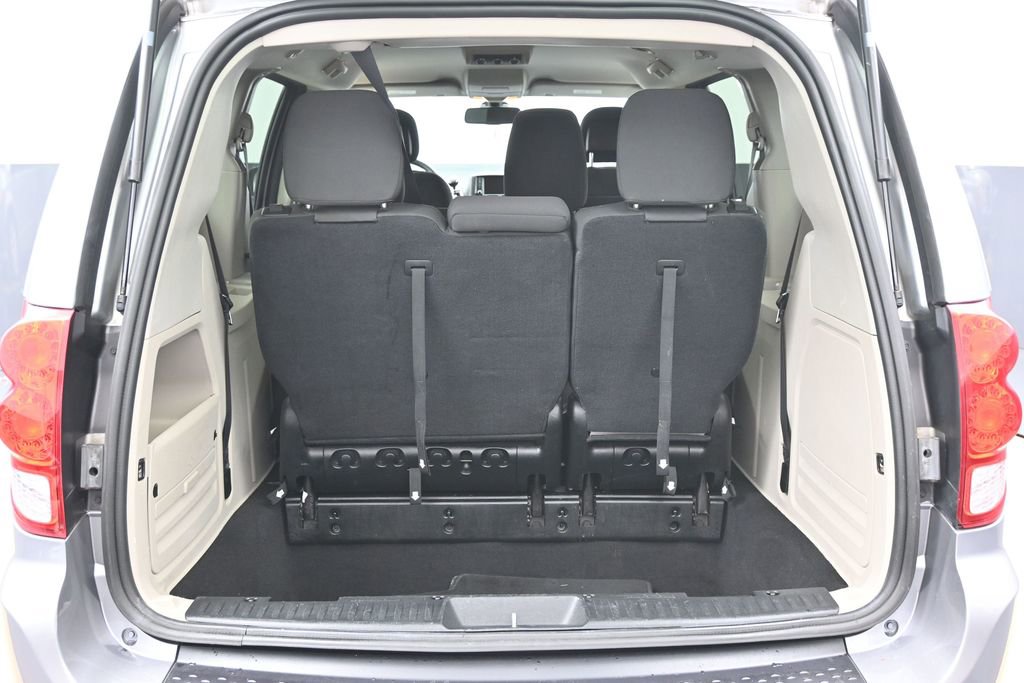 Used 2018 Dodge Grand Caravan SE w/ UConnect Hands-Free Group FWD image 18