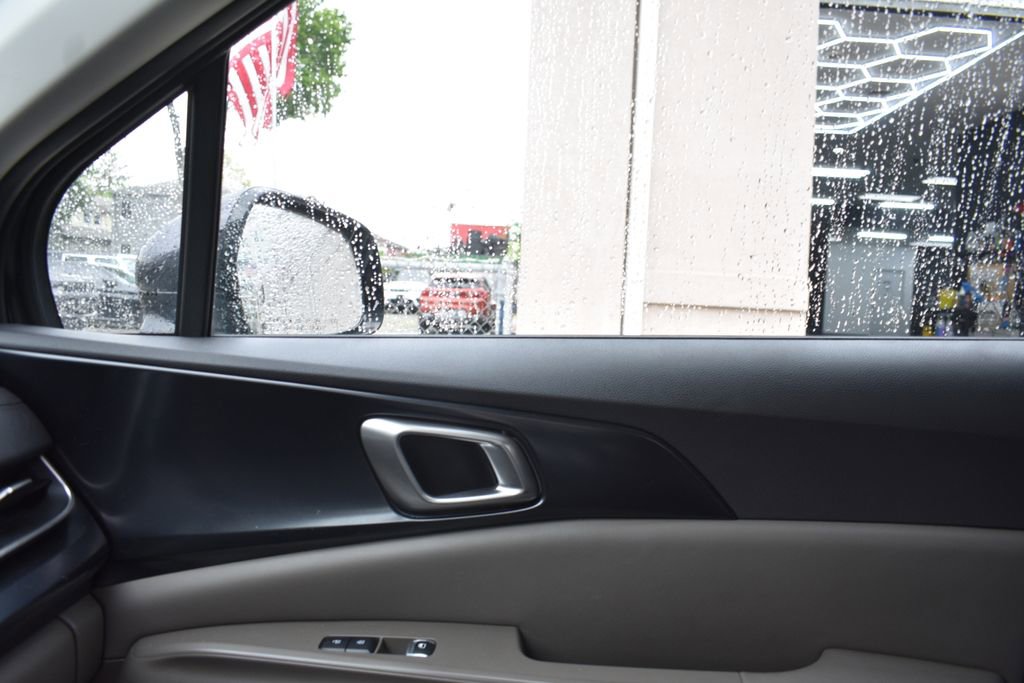 Used 2025 Kia Carnival FWD image 20