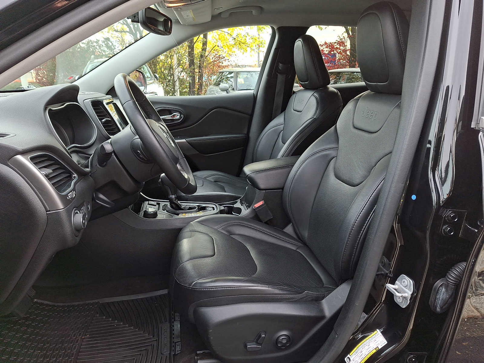 Used 2019 Jeep Cherokee Limited image 10