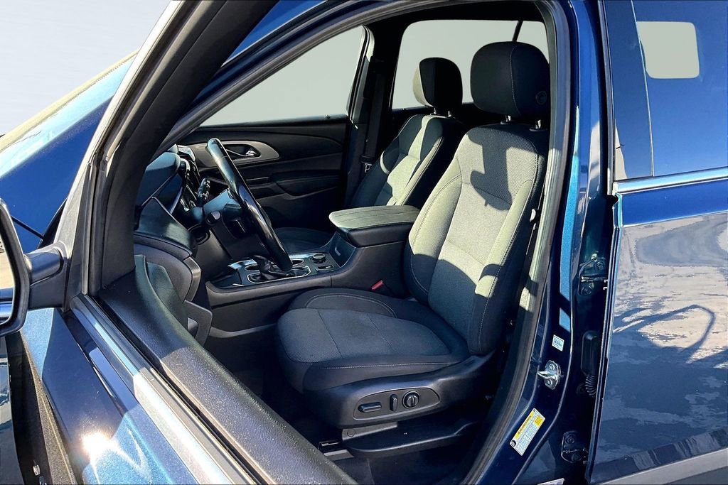 Used 2023 Chevrolet Traverse LT image 3