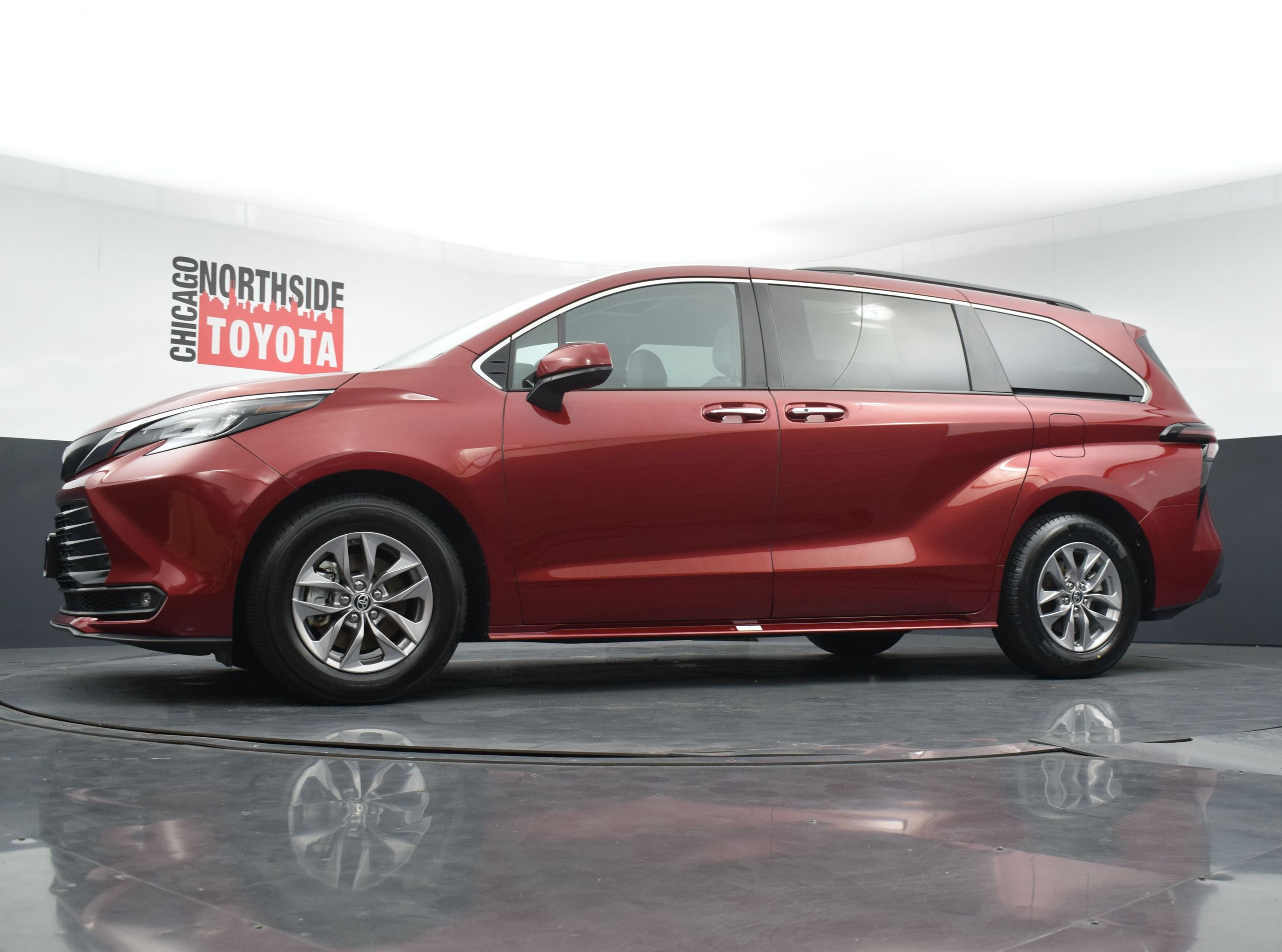 Used 2025 Toyota Sienna XLE FWD image 29