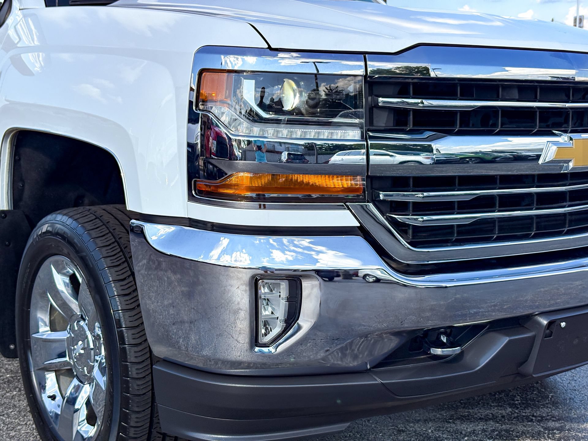 Used 2018 Chevrolet Silverado 1500 LT w/ LT Convenience Package AWD/4WD image 3
