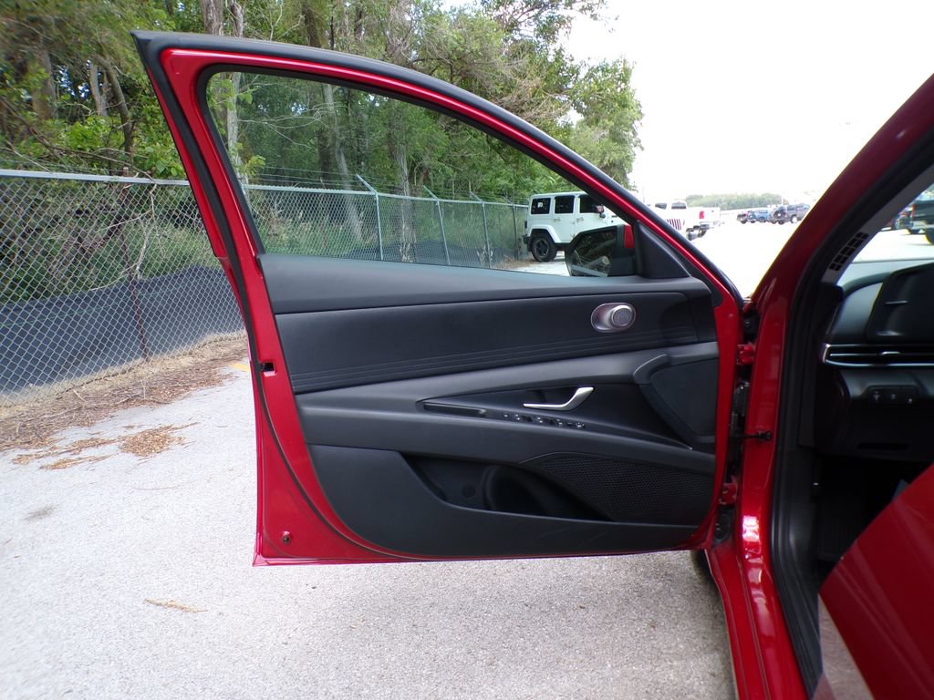 Certified 2025 Hyundai Elantra SE FWD image 22