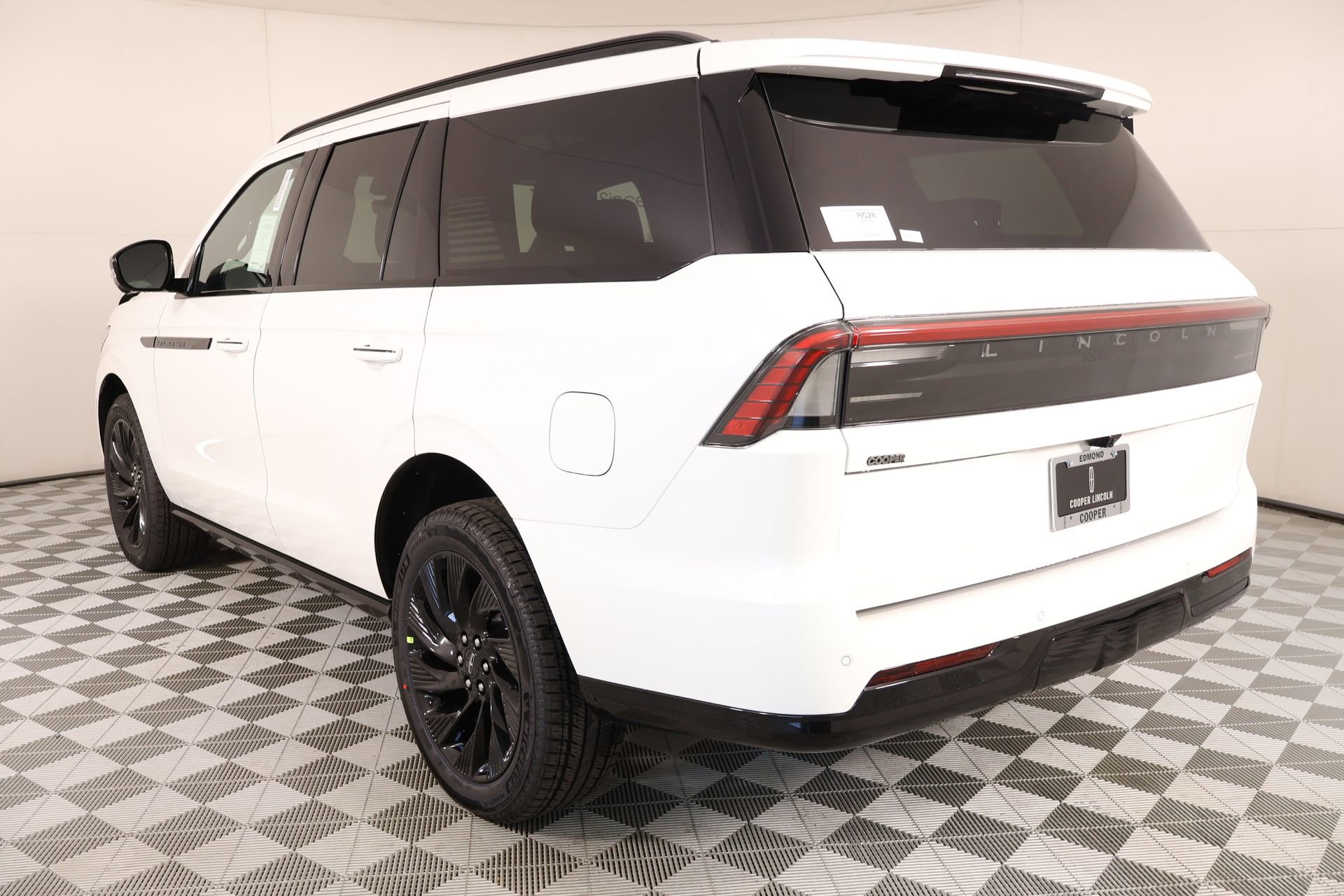 New 2026 Lincoln Navigator Reserve w/ Jet Appearance Package image 24