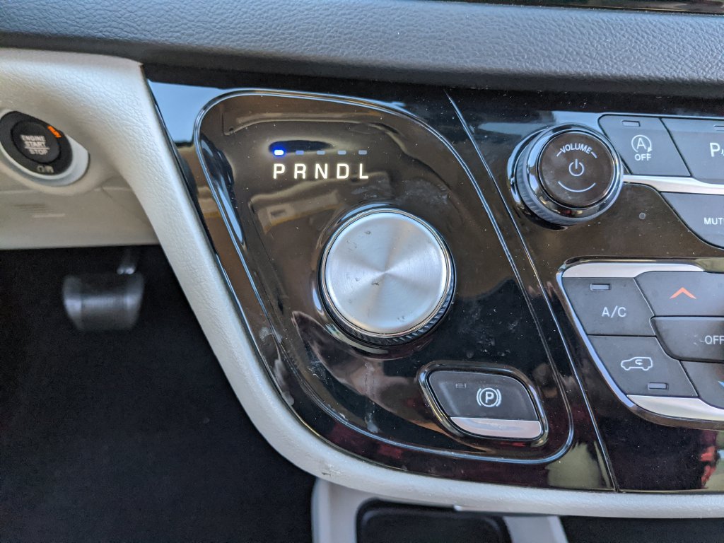 Used 2021 Chrysler Pacifica Touring-L FWD image 8
