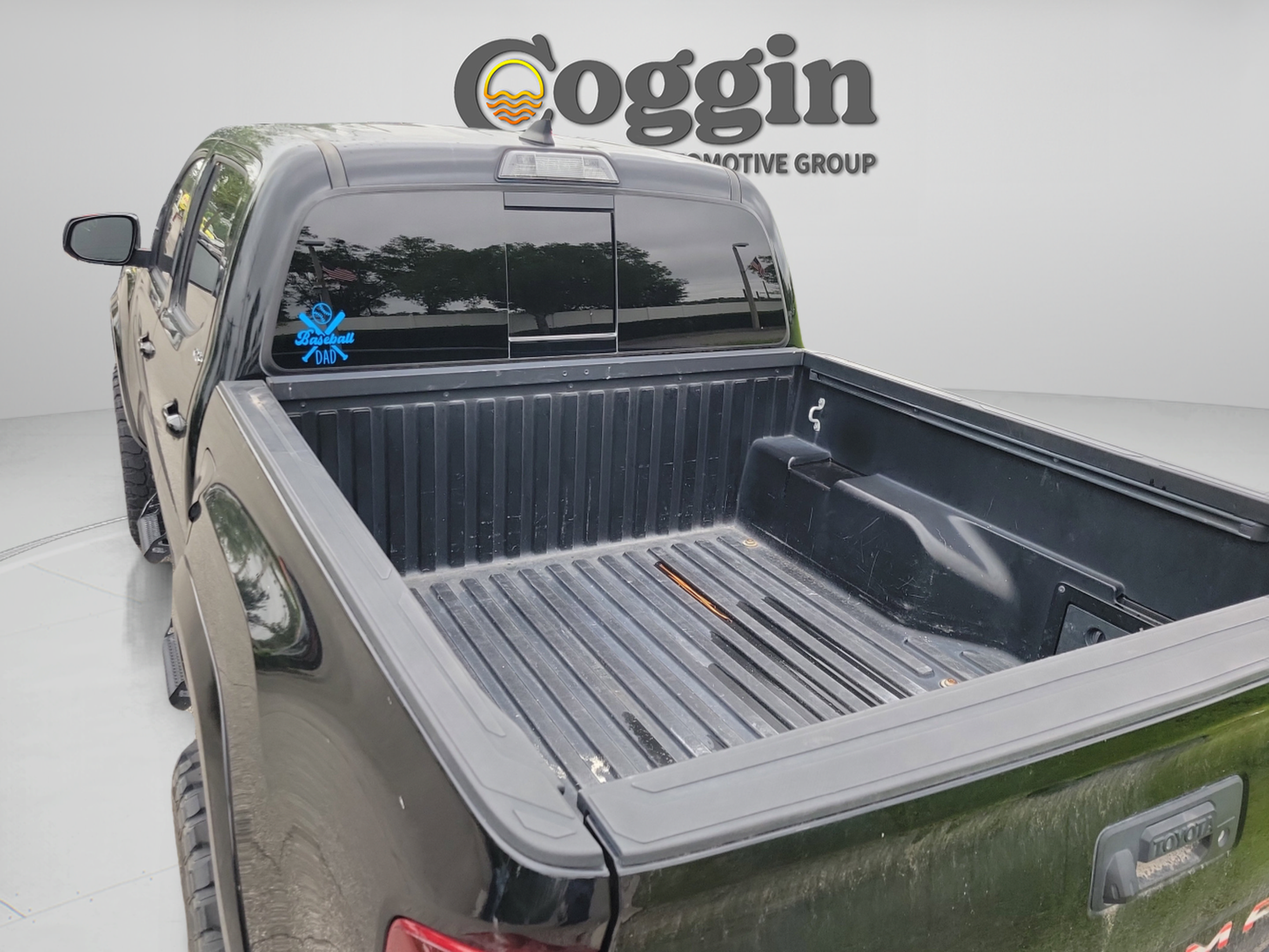 Used 2018 Toyota Tacoma SR5 RWD image 8