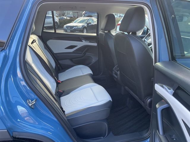 Used 2025 Volkswagen Tiguan SE w/ Panoramic Sunroof Package image 11