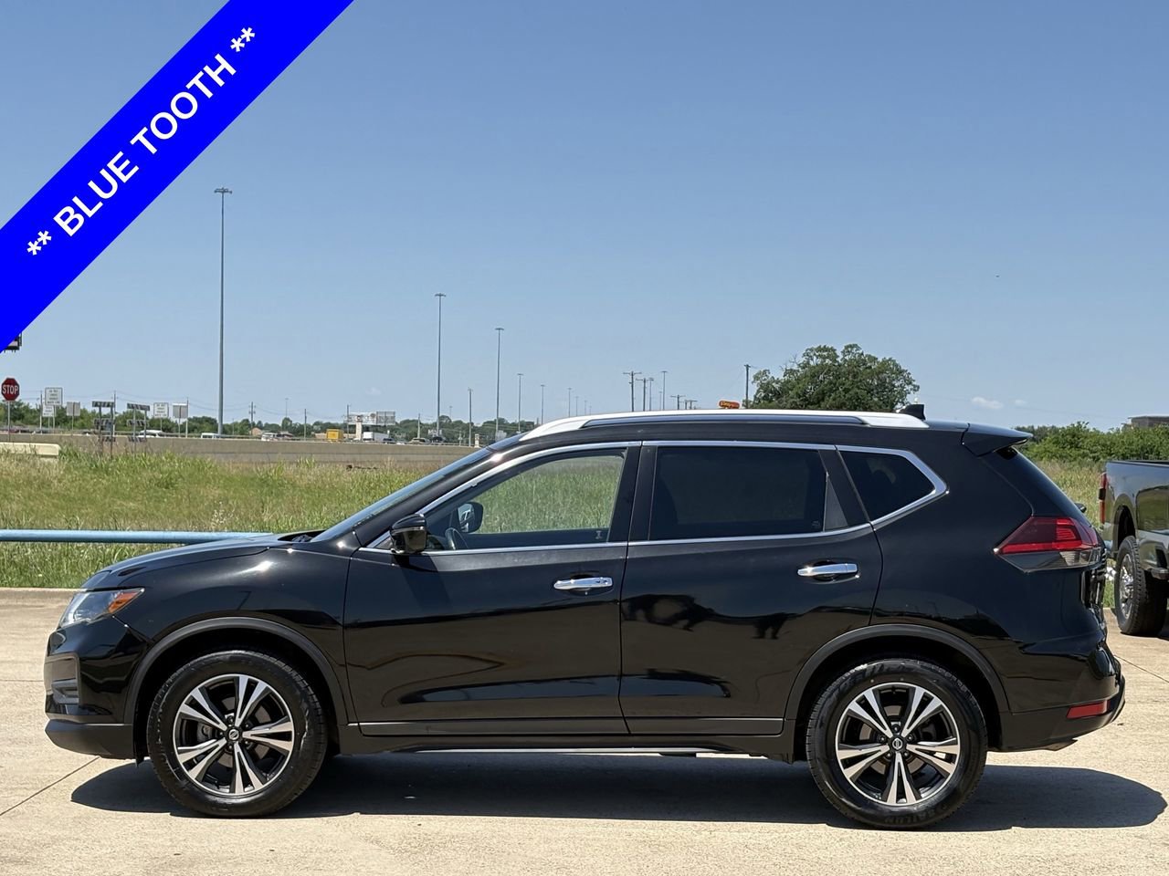 Used 2020 Nissan Rogue SV w/ Premium Package FWD image 3