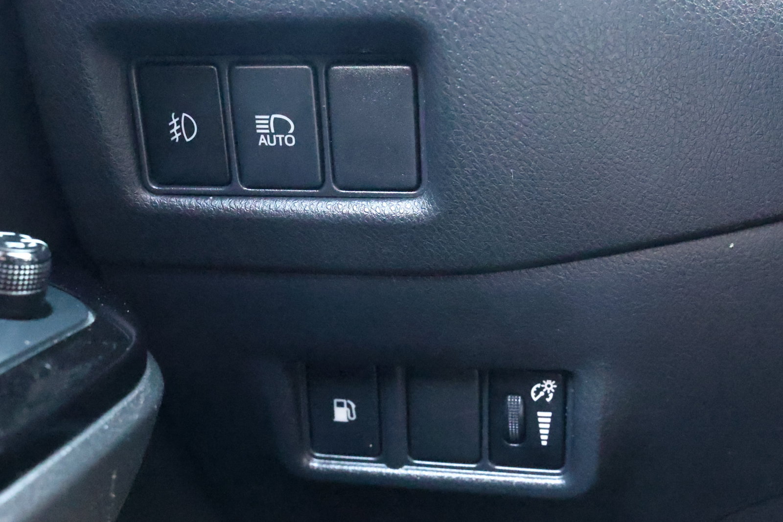 Used 2019 Toyota C-HR Limited FWD image 24