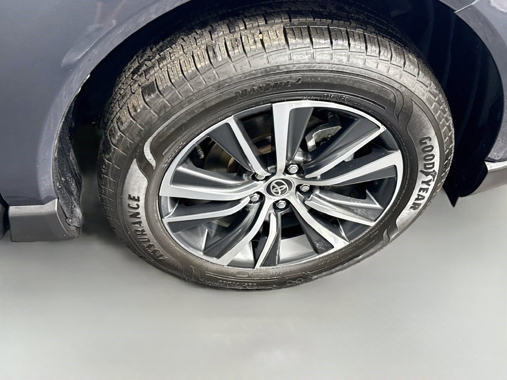 Used 2024 Toyota Venza LE AWD/4WD image 31