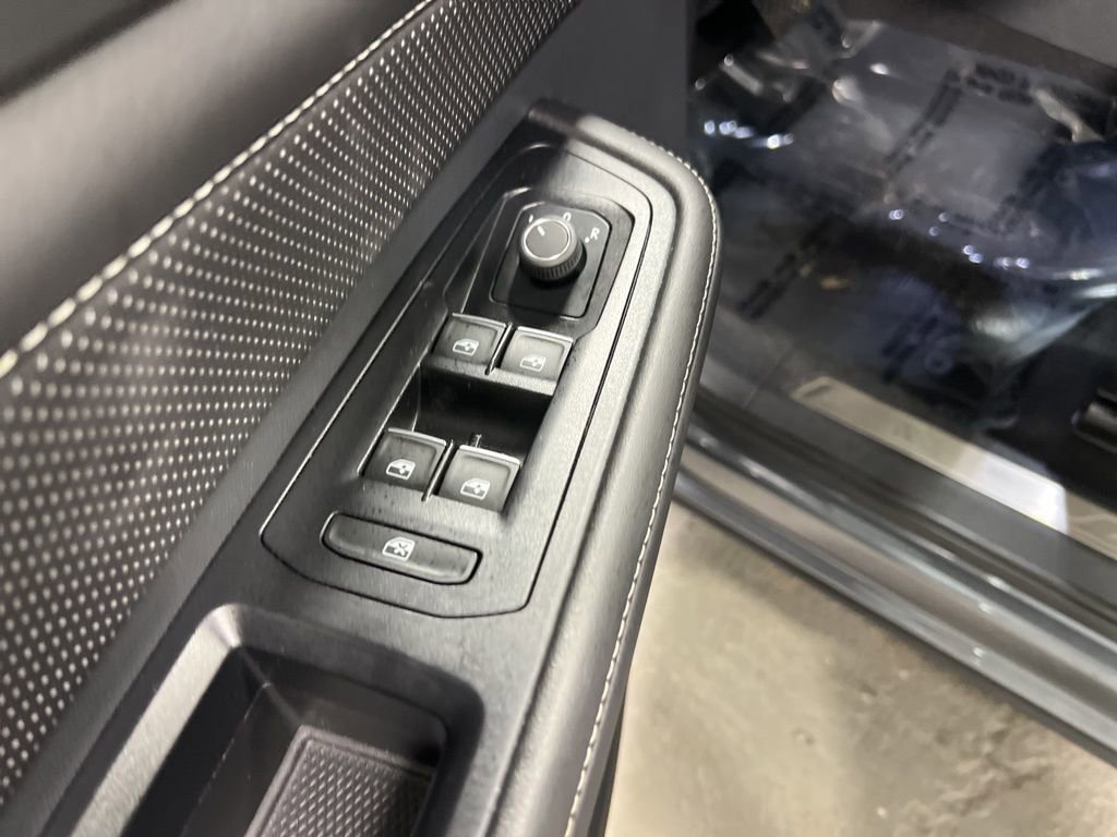 Used 2025 Volkswagen Atlas Cross Sport SE image 21