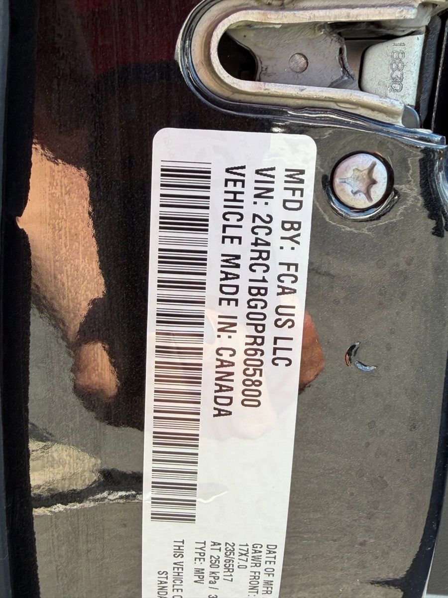 Used 2023 Chrysler Pacifica Touring-L image 23