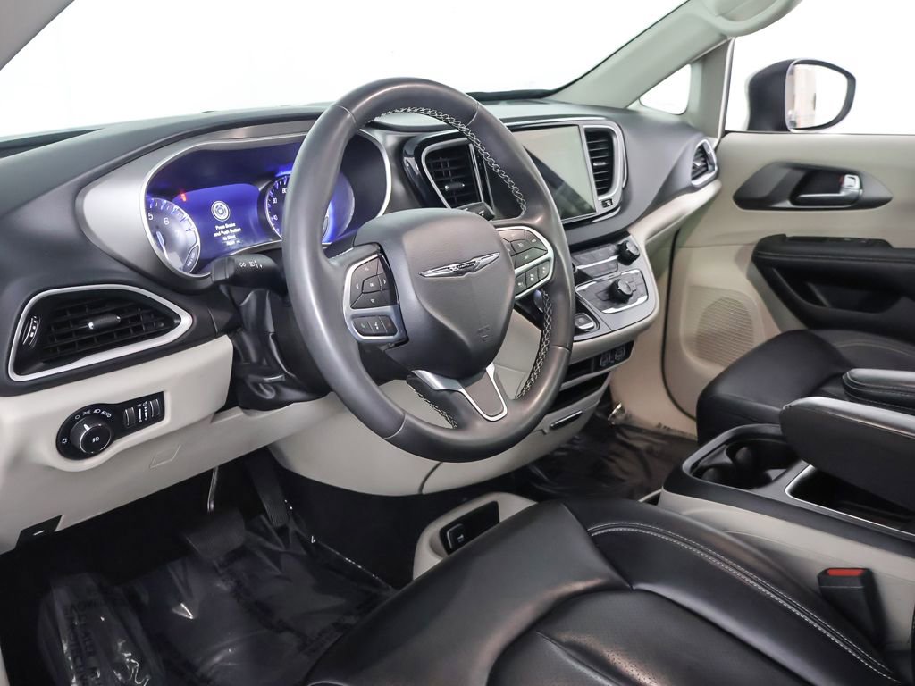 Used 2023 Chrysler Pacifica Touring-L FWD image 26