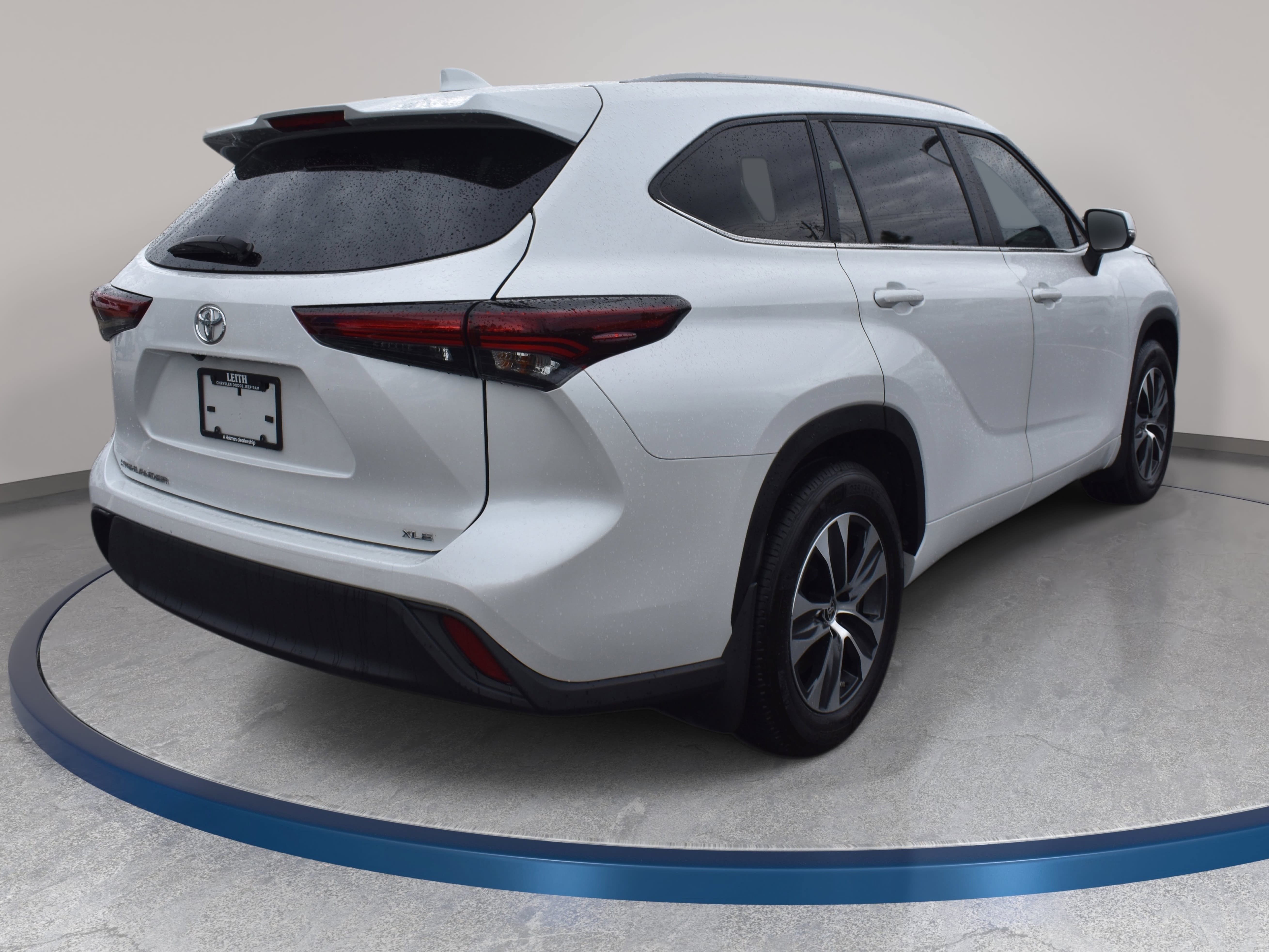 Used 2025 Toyota Highlander XLE FWD image 6