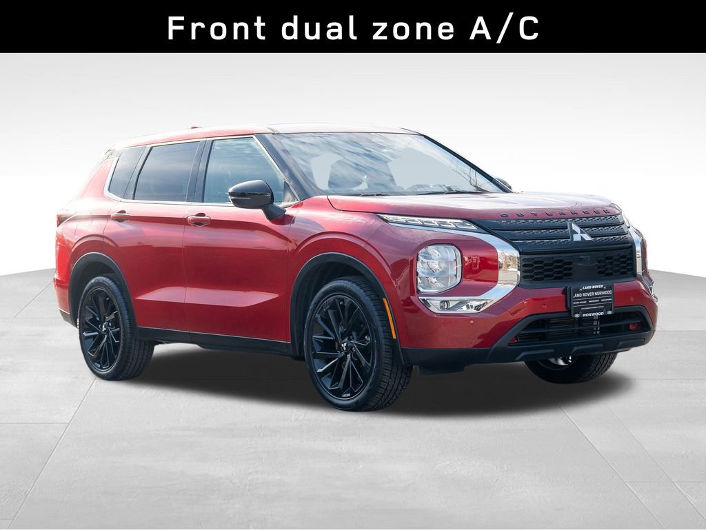 Used 2023 Mitsubishi Outlander SE Black Edition image 3