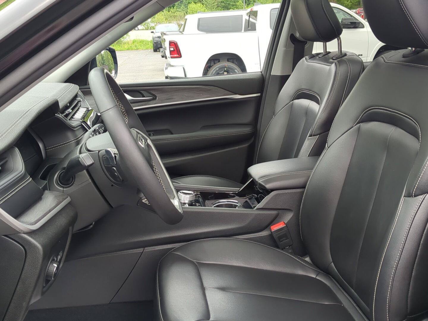 Used 2023 Jeep Grand Cherokee Limited AWD/4WD image 7