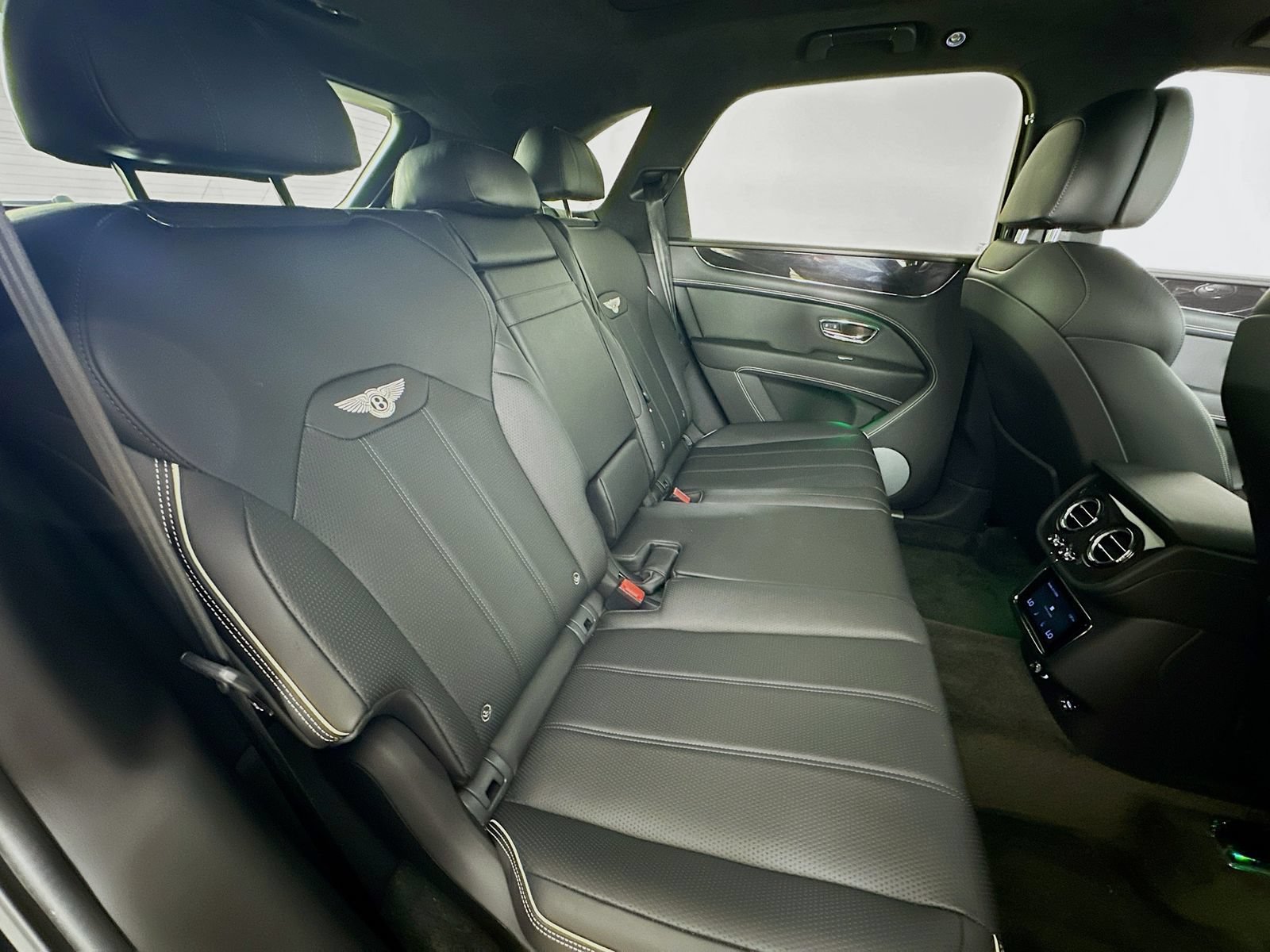 Used 2022 Bentley Bentayga AWD/4WD image 40