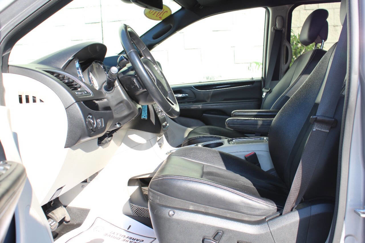 Used 2018 Dodge Grand Caravan SXT image 11