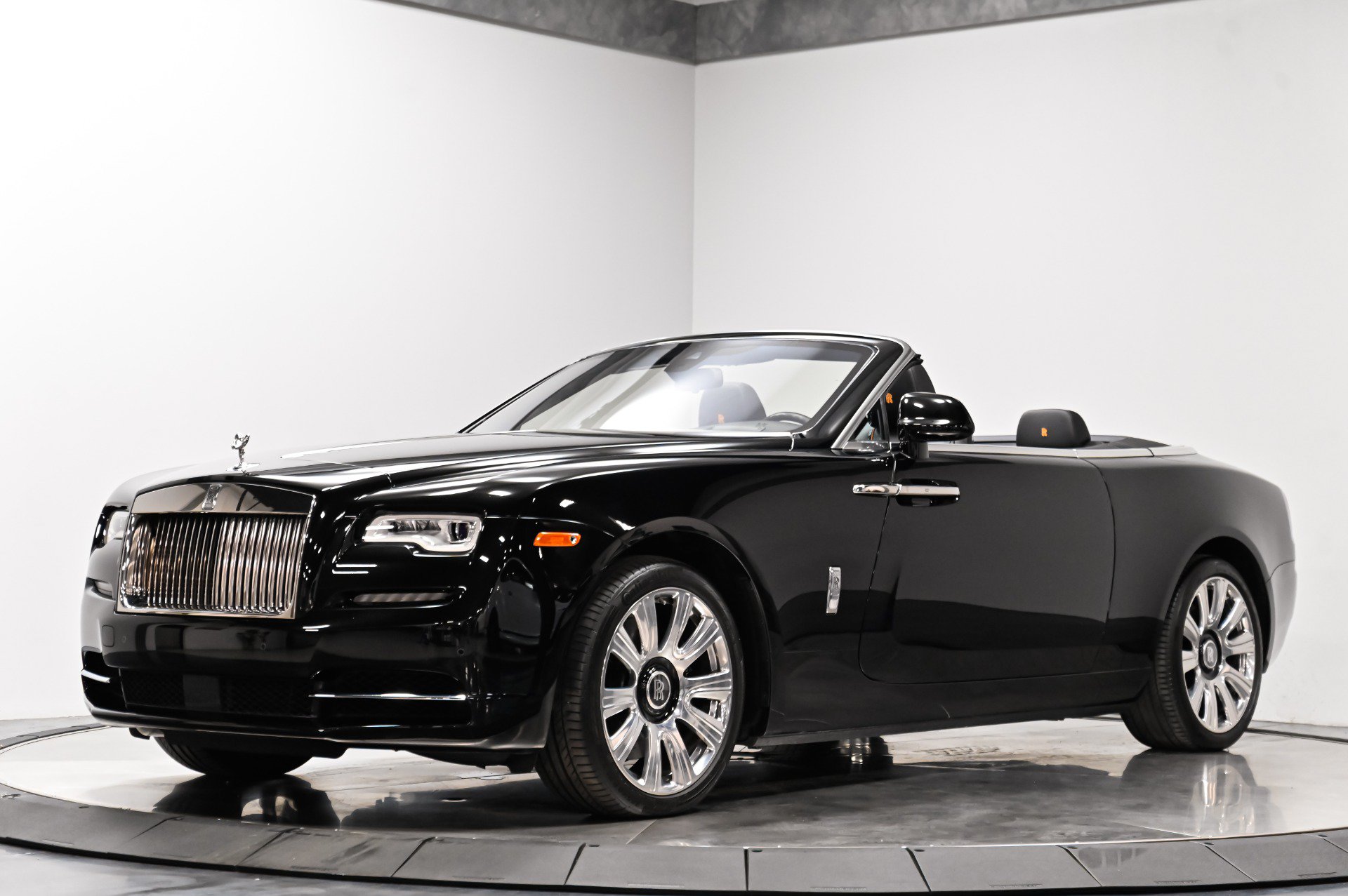 Used 2017 Rolls-Royce Dawn RWD image 2