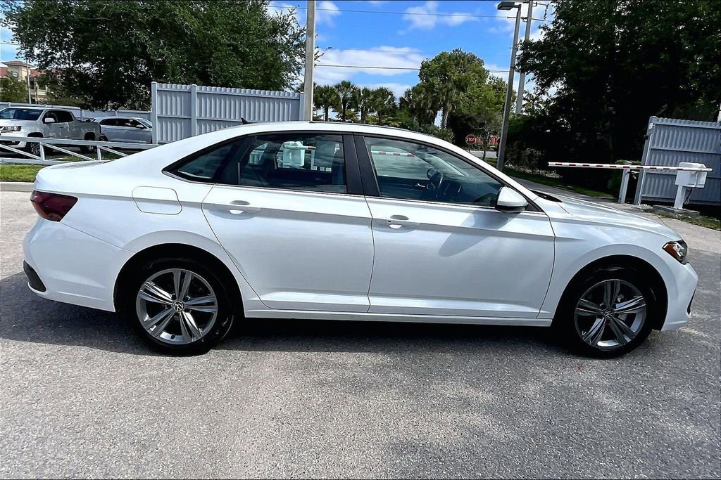 Certified 2023 Volkswagen Jetta SE w/ Panoramic Sunroof Package image 4