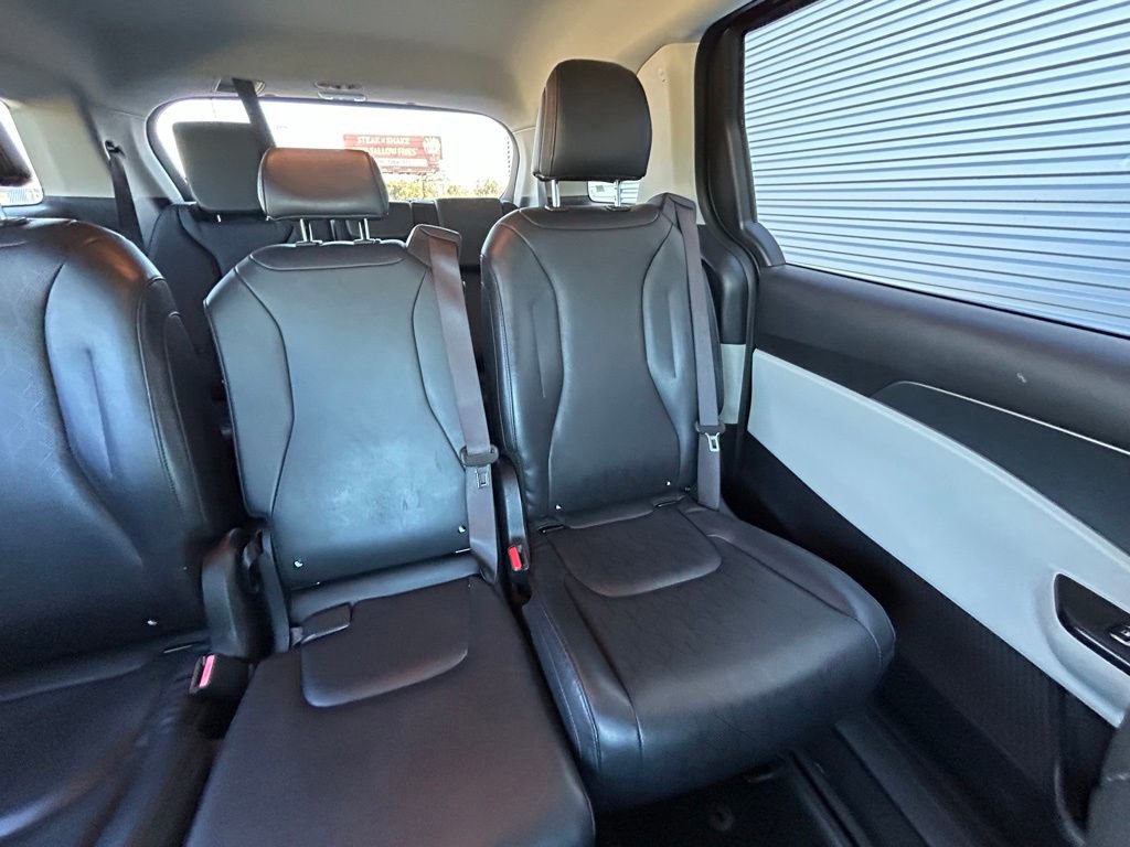 Used 2024 Kia Carnival LX image 12