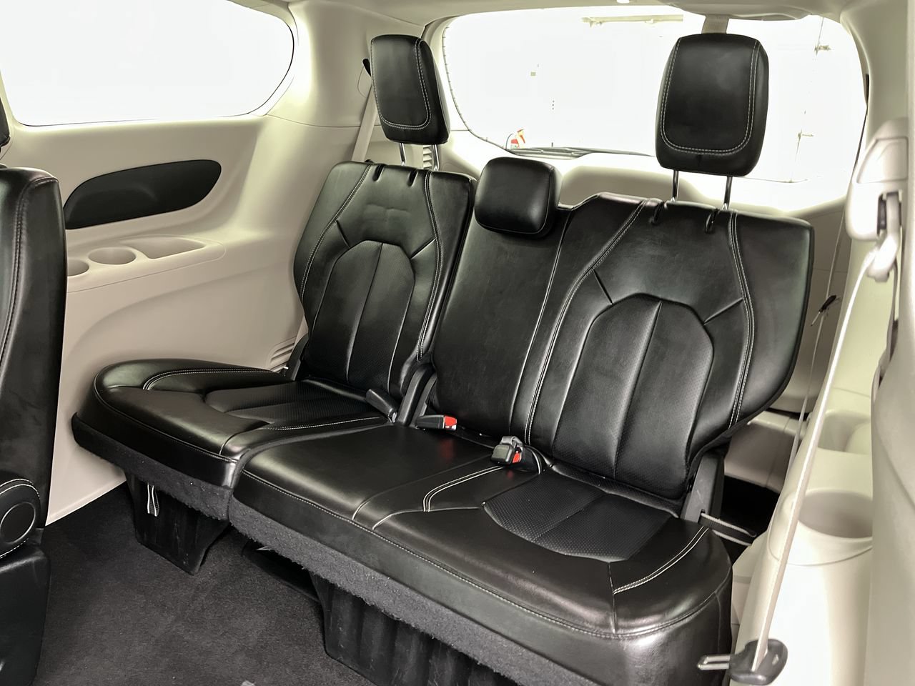 Used 2024 Chrysler Pacifica Touring-L FWD image 12