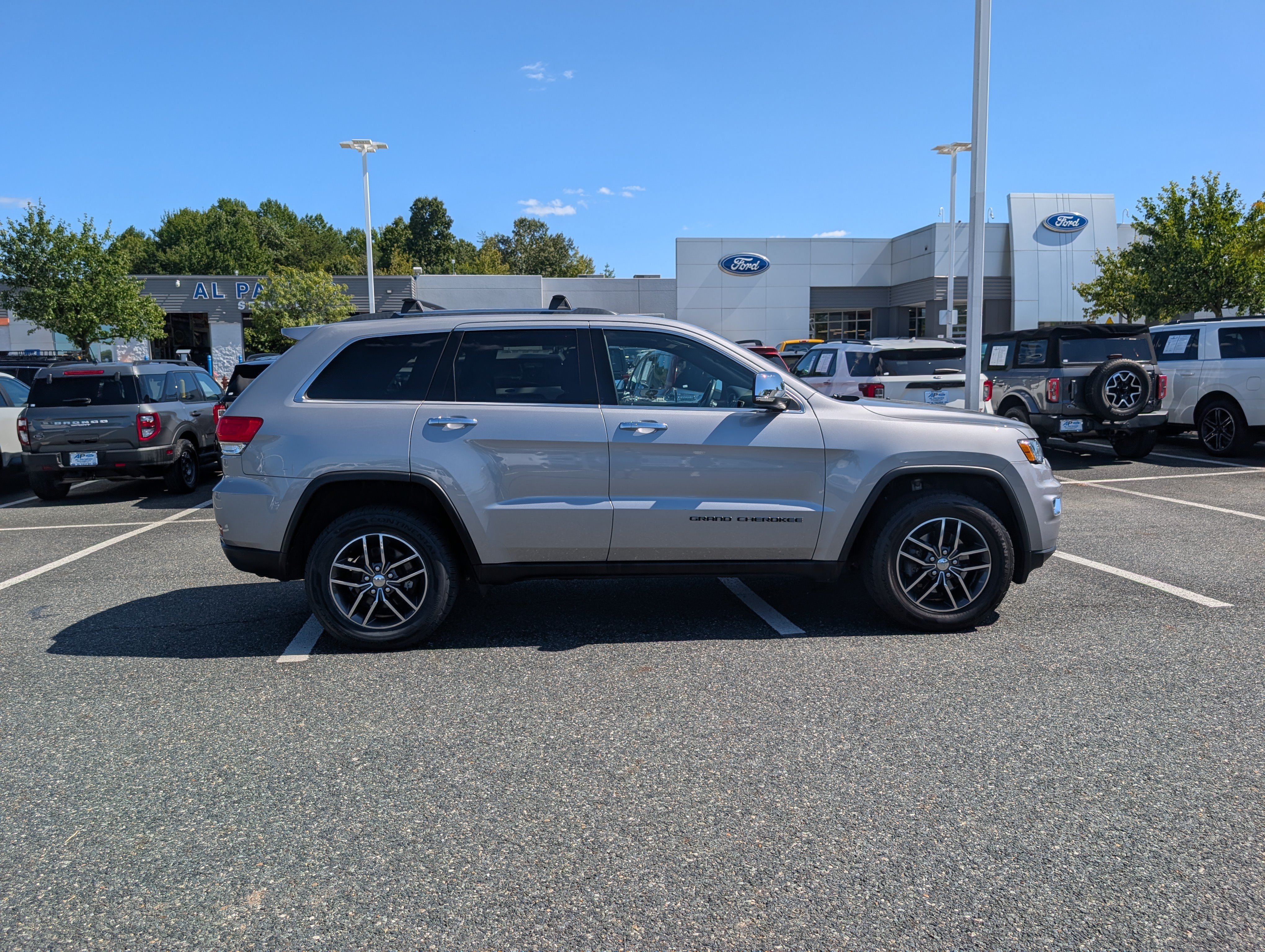 Used 2017 Jeep Grand Cherokee Limited AWD/4WD image 2