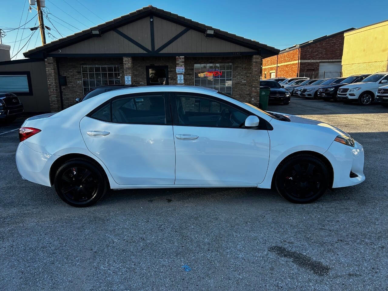 Used 2018 Toyota Corolla LE w/ Carpet Mat Package (TMS) image 4