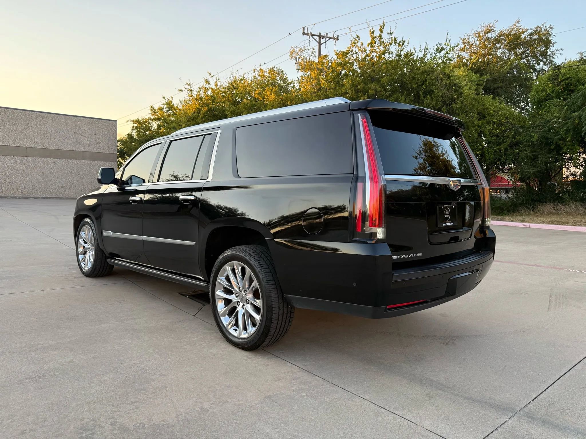 Used 2018 Cadillac Escalade ESV Premium Luxury image 4