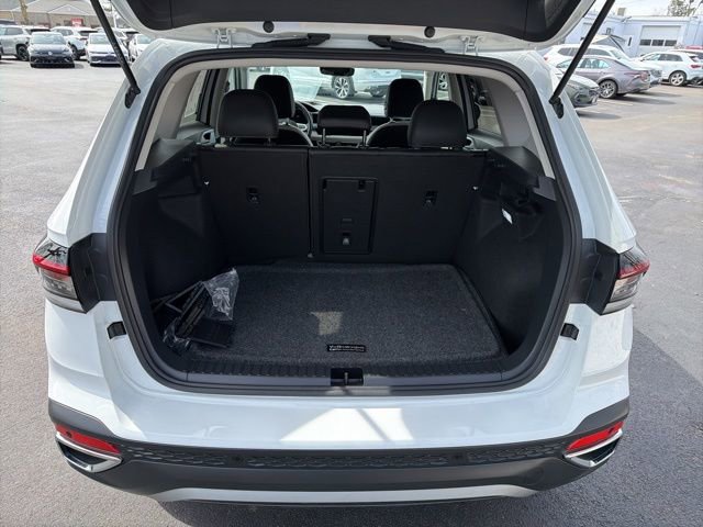 Certified 2025 Volkswagen Taos SE image 22