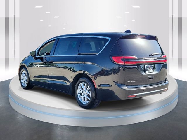 Used 2023 Chrysler Pacifica Touring-L FWD image 4