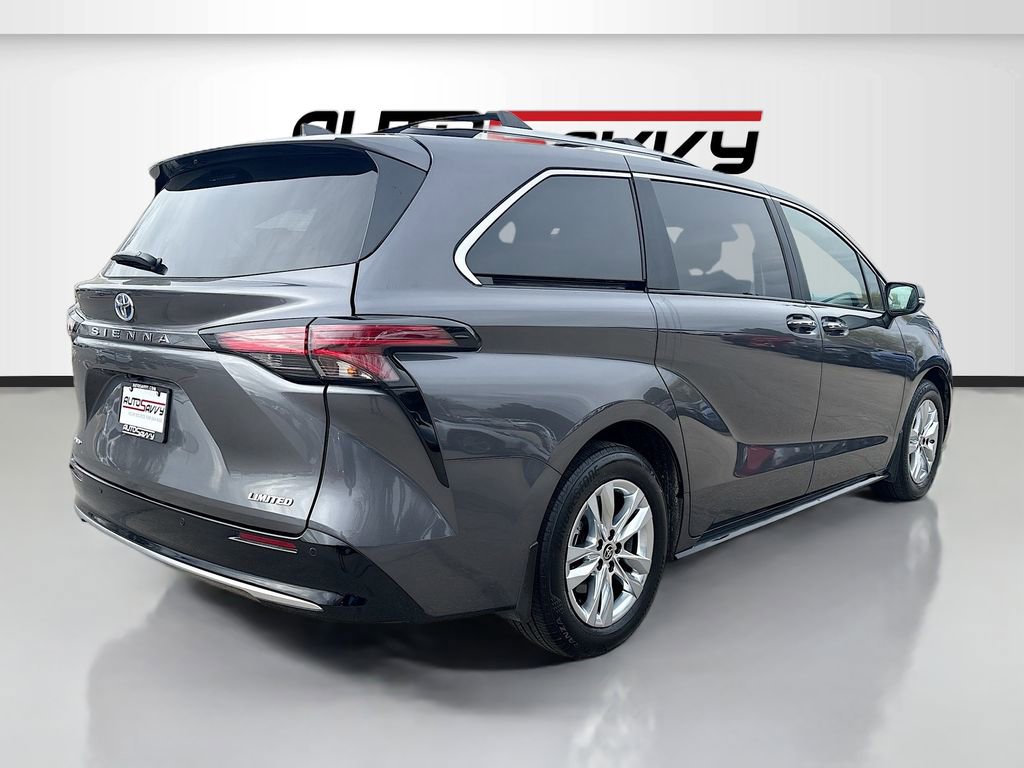 Used 2025 Toyota Sienna Limited image 7