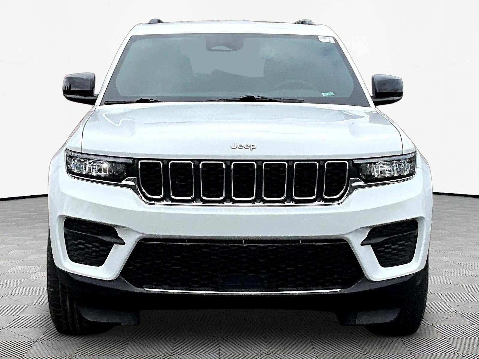 Used 2025 Jeep Grand Cherokee Laredo w/ Luxury Tech Group I AWD/4WD image 2
