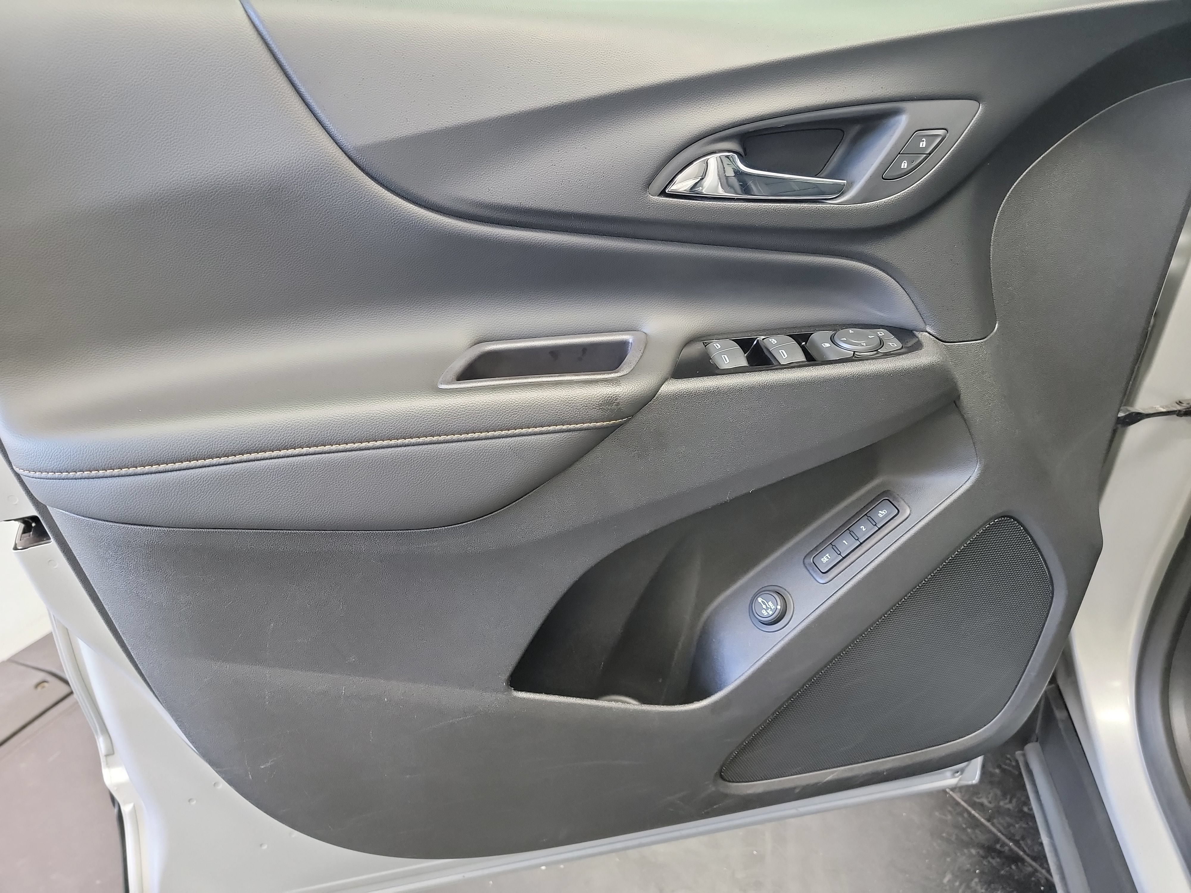 Used 2022 Chevrolet Equinox Premier FWD image 13