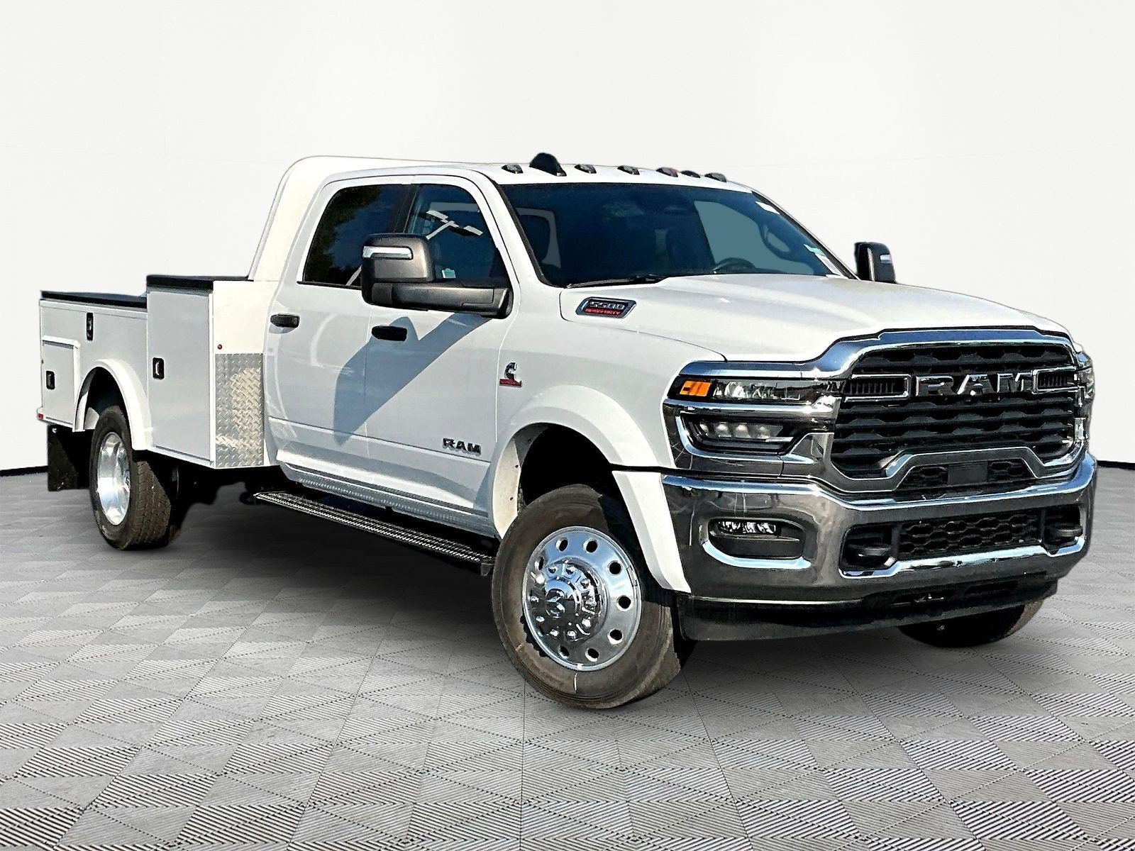 New 2026 RAM 5500 4x4 Crew Cab image 3