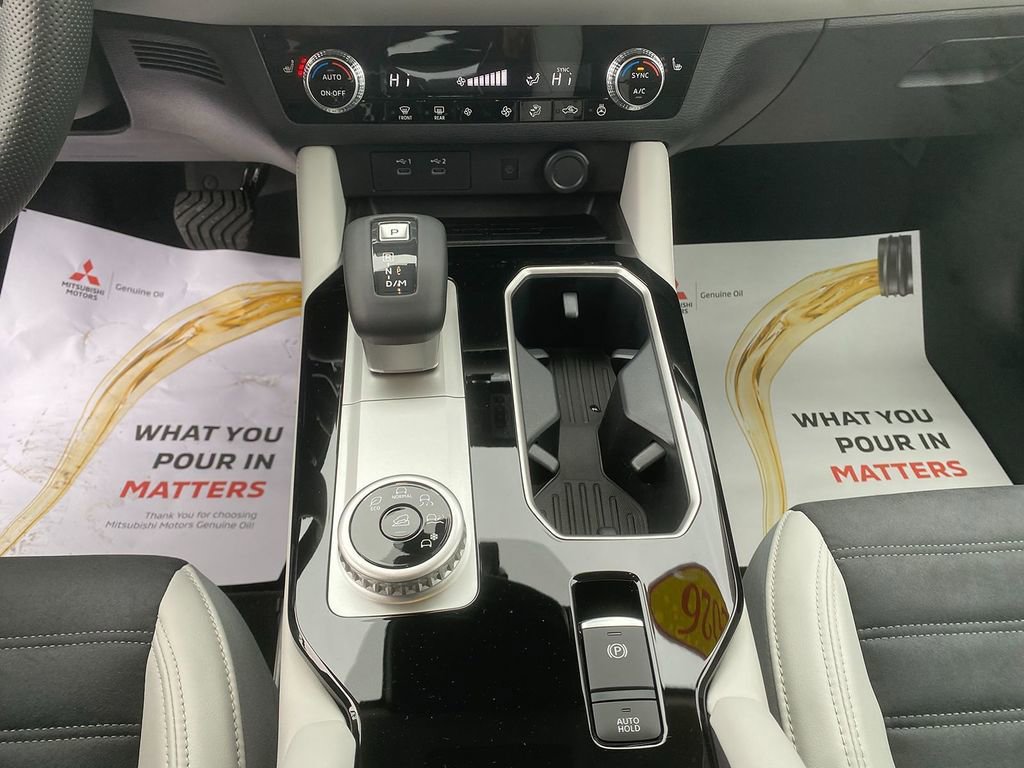 New 2026 Mitsubishi Outlander SE image 18