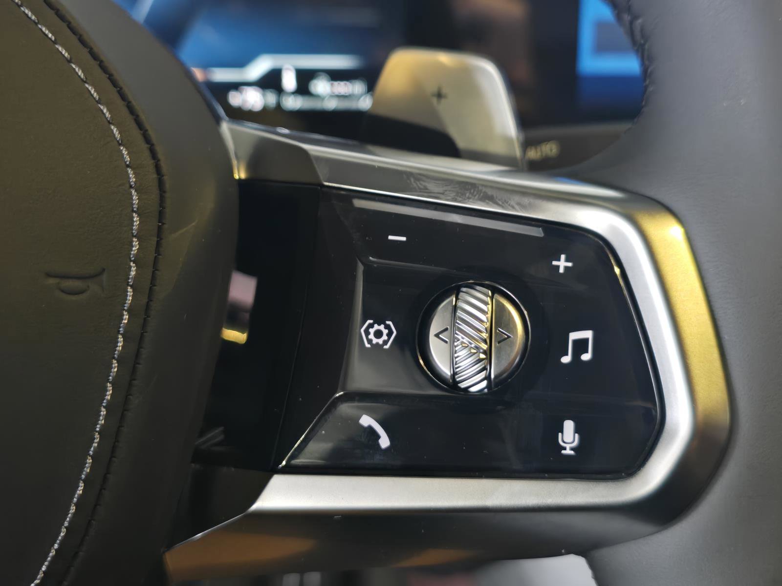 New 2025 BMW 750e xDrive w/ Premium Package image 16