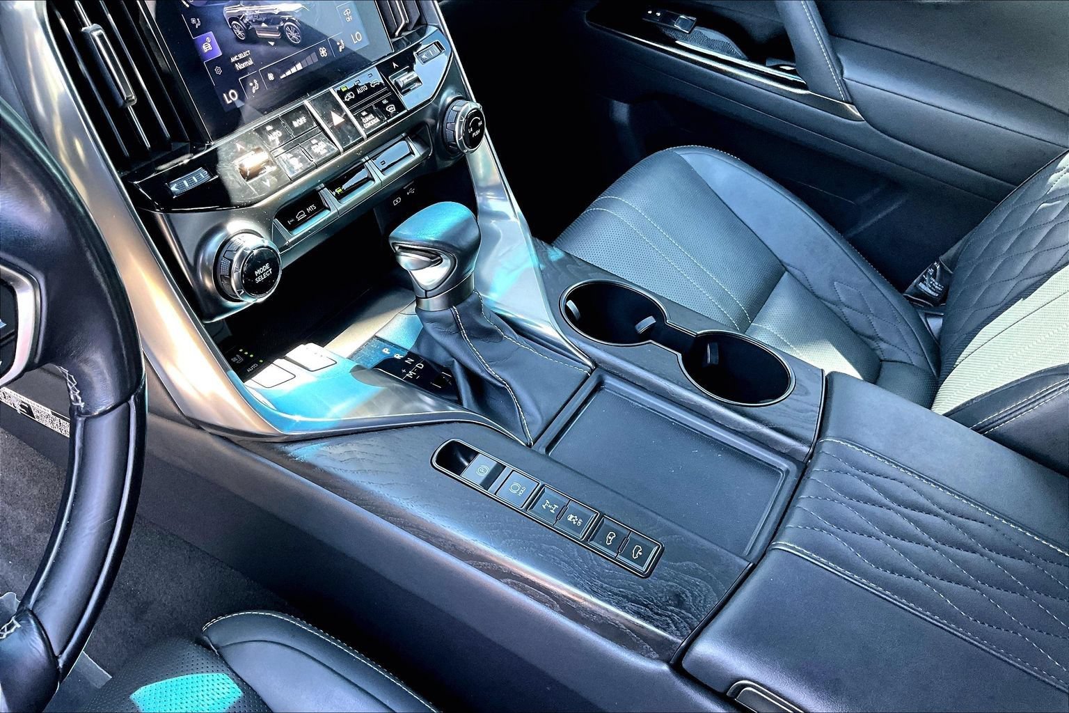 Used 2022 Lexus LX 600 4WD w/ Accessory Package (Z1) image 17