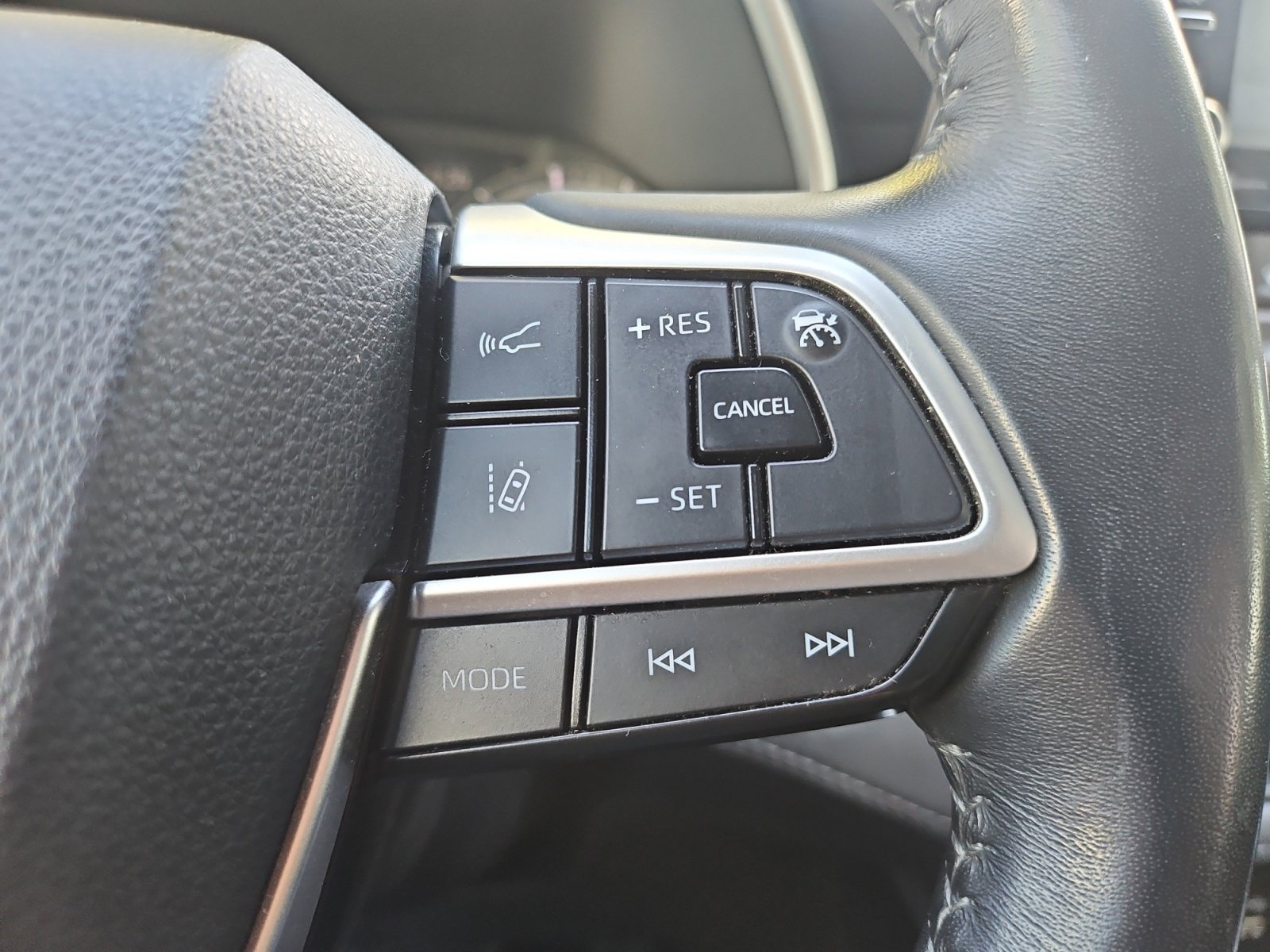 Used 2022 Toyota Highlander XLE FWD image 25