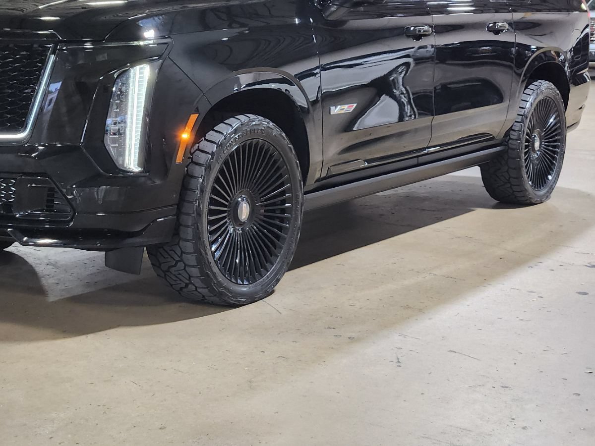 Used 2025 Cadillac Escalade ESV V AWD/4WD image 17