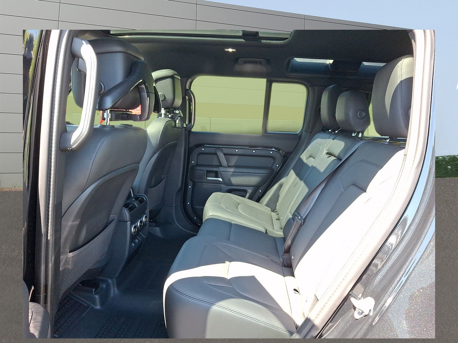 Used 2025 Land Rover Defender 110 X-Dynamic SE AWD/4WD image 7