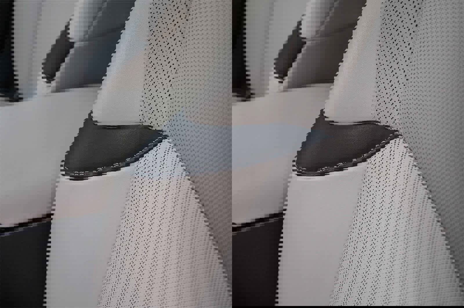 Used 2025 Lexus ES 300h w/ Premium Package image 20